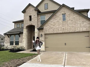 Miss Bao Ngoc Purchases Spacious US Mansion Comparing Property Values - image 1