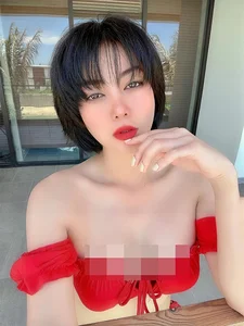 Thanh Huong Sheds Her Quirky TV Persona for Glamorous New Look - image 0