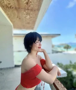 Thanh Huong Sheds Her Quirky TV Persona for Glamorous New Look - image 2