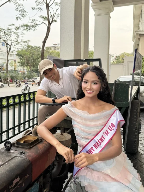 Miss Universe Vietnam H'Hen Niê Makes a Grand Appearance with Her Husband