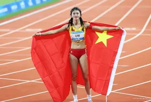 Chinese Track and Field Athlete Captivates Fans with Movie-Star Looks - image 2