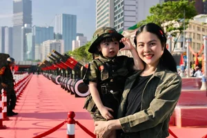 Adorable Moments: Actress Van Trang’s Four Children Dress Up as Little Soldiers - image 0