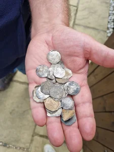 Metal Detectorist Discovers Rare Historical Treasure Worth $270,000 - image 2
