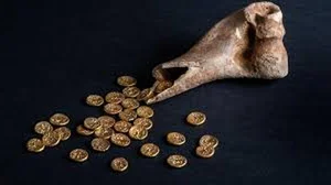 Metal Detectorist Discovers Rare Historical Treasure Worth $270,000 - image 4