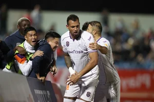 Tien Linh Shines as Match-Winner Against Tam Ky Stadium Hosts - image 4