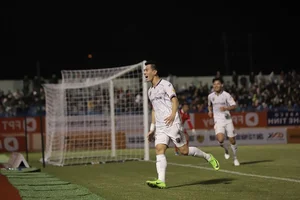 Tien Linh Shines as Match-Winner Against Tam Ky Stadium Hosts - image 2
