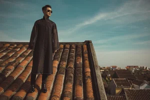 Singer Duc Tuan Sparks Controversy After Rooftop Photo Shoot in Hoi An Ancient Town - image 3