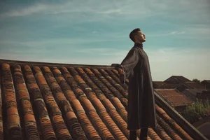 Singer Duc Tuan Sparks Controversy After Rooftop Photo Shoot in Hoi An Ancient Town - image 5