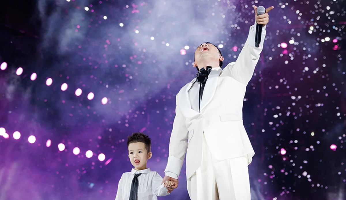 Heartwarming Moment: Bang Kieu Brings His Son On Stage in Emotional Performance