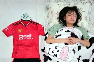 MU Fan Goes Viral: How This Beautiful Supporter Reacted to the Red Devils' Loss - image 9