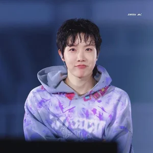 Fans Concerned as Photos of BTS J-Hope Crying Before Performance Surface Online - image 4