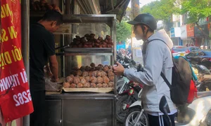 Hanoi’s Famous Fried Donut Shop Selling Over 5,000 Crispy Treats Daily - image 7