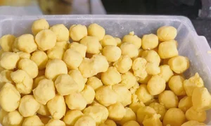 Hanoi’s Famous Fried Donut Shop Selling Over 5,000 Crispy Treats Daily - image 0