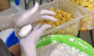 Hanoi’s Famous Fried Donut Shop Selling Over 5,000 Crispy Treats Daily - image 4