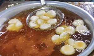 Hanoi’s Famous Fried Donut Shop Selling Over 5,000 Crispy Treats Daily - image 5