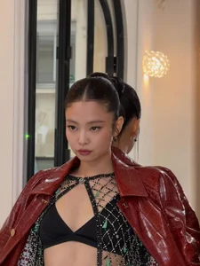 Jennie Stuns at Chanel Show: Her Custom Runway Look Outshines the Models - image 7