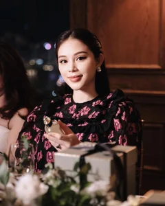 Elegant Maternity Style: How Linh Rin Chicly Conceals Her Baby Bump - image 3