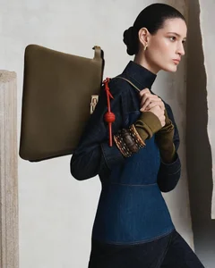 Luxury Lollipop Accessory Worth Billions of Dong Captivates Fashion Elite - image 5