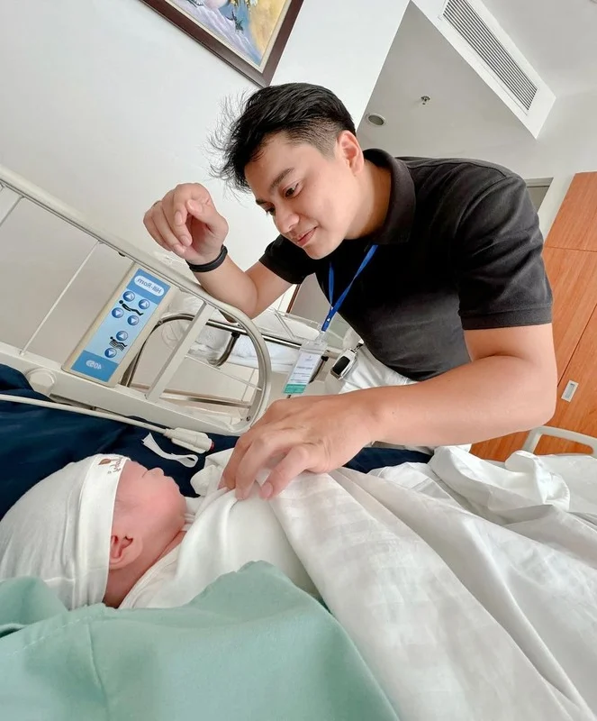 Football Star's Ex-Girlfriend Shares Stunning Delivery Room Photos