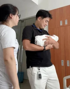 Football Star's Ex-Girlfriend Shares Stunning Delivery Room Photos - image 7