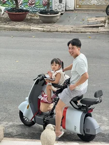 The Simple Side of Billionaire Cuong Do La: Heartwarming Family Moments - image 5