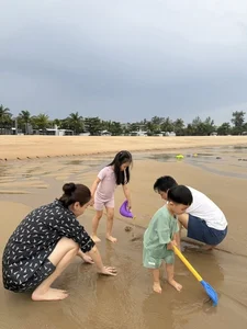 The Simple Side of Billionaire Cuong Do La: Heartwarming Family Moments - image 7