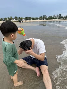 The Simple Side of Billionaire Cuong Do La: Heartwarming Family Moments - image 3