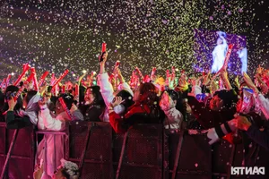 Emotional Highlights from the Chông Gai Concert: Tu Long’s Acrobatics and Tearful Moments - image 1