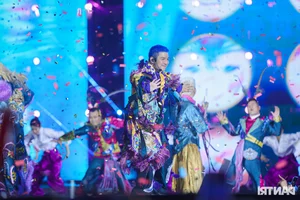 Emotional Highlights from the Chông Gai Concert: Tu Long’s Acrobatics and Tearful Moments - image 11