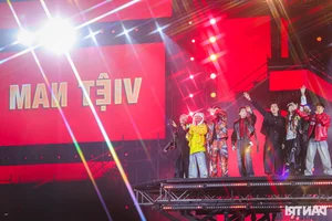 Emotional Highlights from the Chông Gai Concert: Tu Long’s Acrobatics and Tearful Moments - image 12