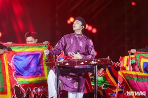 Emotional Highlights from the Chông Gai Concert: Tu Long’s Acrobatics and Tearful Moments - image 2
