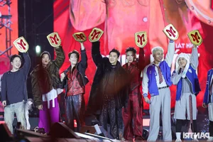 Emotional Highlights from the Chông Gai Concert: Tu Long’s Acrobatics and Tearful Moments - image 14