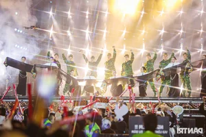 Emotional Highlights from the Chông Gai Concert: Tu Long’s Acrobatics and Tearful Moments - image 10