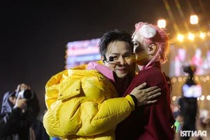 Emotional Highlights from the Chông Gai Concert: Tu Long’s Acrobatics and Tearful Moments - image 8
