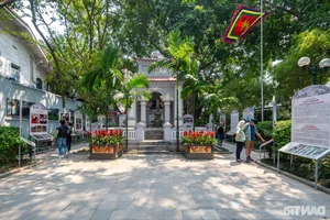 Discovering Century-Old Artifacts Near Hanoi’s Hoan Kiem Lake - image 1