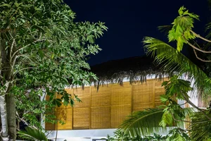 Tropical Twin Houses: Multi-Generational Living Harmonized with Nature in Tra Vinh - image 4