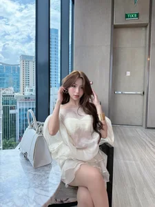 Tiktoker Quynh Nhu Flaunts Glamorous Lifestyle and Luxury Car Interiors in Viral Photos - image 2