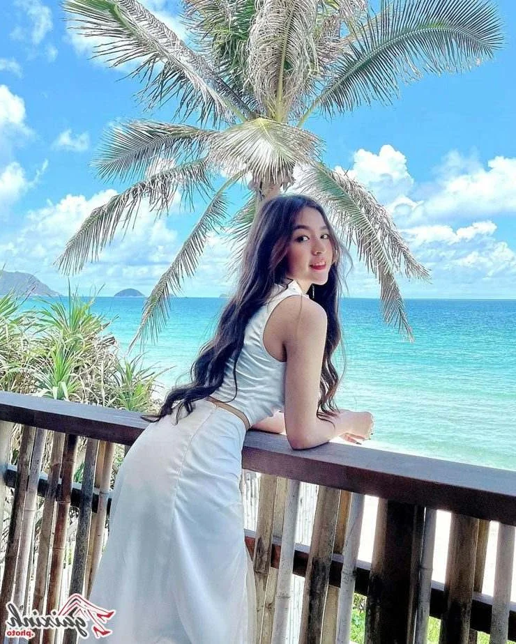 Viral Sensation Tran Thanh Tam Showcases Incredible Long Legs