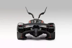 Up Close with the Aston Martin Valkyrie: High Tech and High Price - image 11