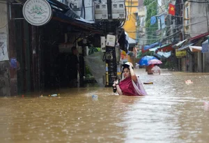 Hanoi Residents Face Unprecedented Flooding Not Seen in 20 Years - image 6