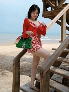 Van Tiny's Glamorous Fashion: The 'Rich Daughter-in-Law' Style - image 7