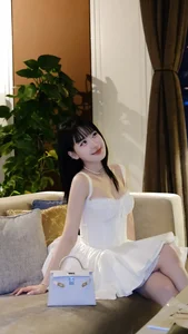 Van Tiny's Glamorous Fashion: The 'Rich Daughter-in-Law' Style - image 4