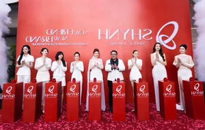 Vietnamese Celebrities Shine at the Grand Launch of Shynh Super Luxury: A Night of Elegance and Premium Beauty Care - image 4