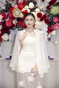 Vietnamese Celebrities Shine at the Grand Launch of Shynh Super Luxury: A Night of Elegance and Premium Beauty Care - image 3