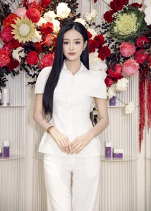 Vietnamese Celebrities Shine at the Grand Launch of Shynh Super Luxury: A Night of Elegance and Premium Beauty Care - image 2