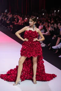 Thanh Hang and Kha Ngan Command the Red Carpet with Iconic Fashion - image 2