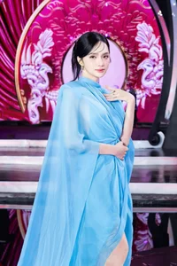 Chi Pu Stuns Fans with Bold Fashion Choice During High-Energy Performance - image 8