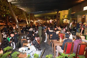 Frenzy at Anh Trai Say Hi: Fans Cling to Fences to Catch the Concert - image 10