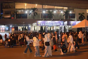 Frenzy at Anh Trai Say Hi: Fans Cling to Fences to Catch the Concert - image 8