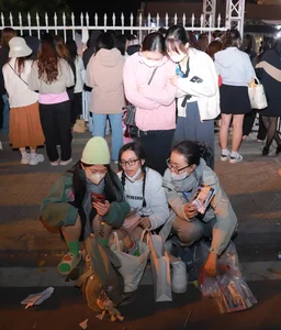 Frenzy at Anh Trai Say Hi: Fans Cling to Fences to Catch the Concert - image 0